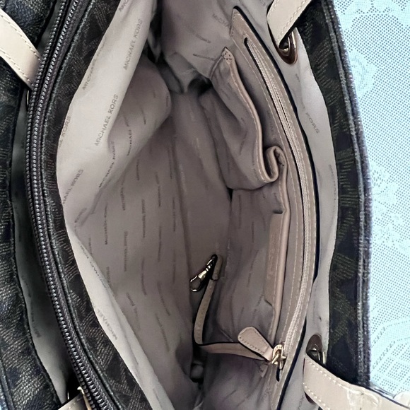 Authentic Michael Kors tote like new - Picture 9 of 10